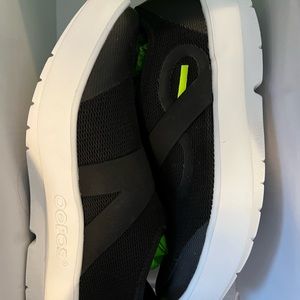 Oofos Mens oomg slip on size 9 men’s with box and brand new!
